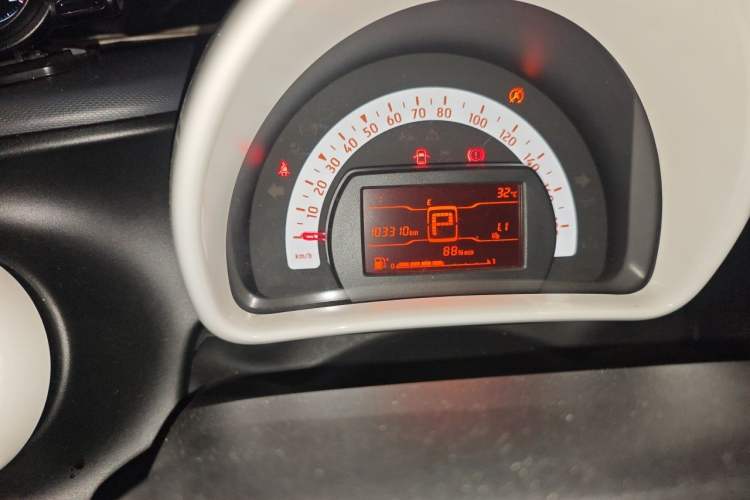 Used smart fortwo 2015 1.0L 52 kW hardtop Dynamic version Odometer Close Up