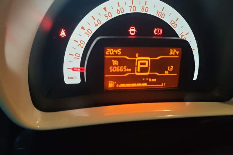Used smart fortwo 2015 1.0L 52 kW hardtop Dynamic version Odometer Close Up
