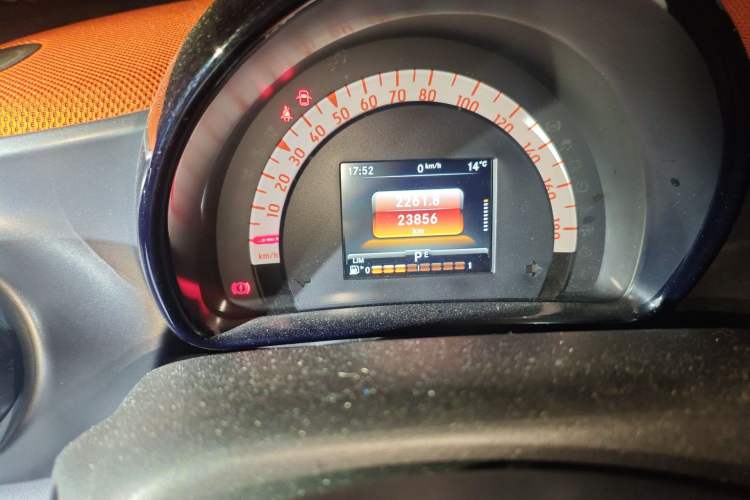 Used smart fortwo 2015 1.0L 52 kW Hardtop Passion Edition Odometer Close Up