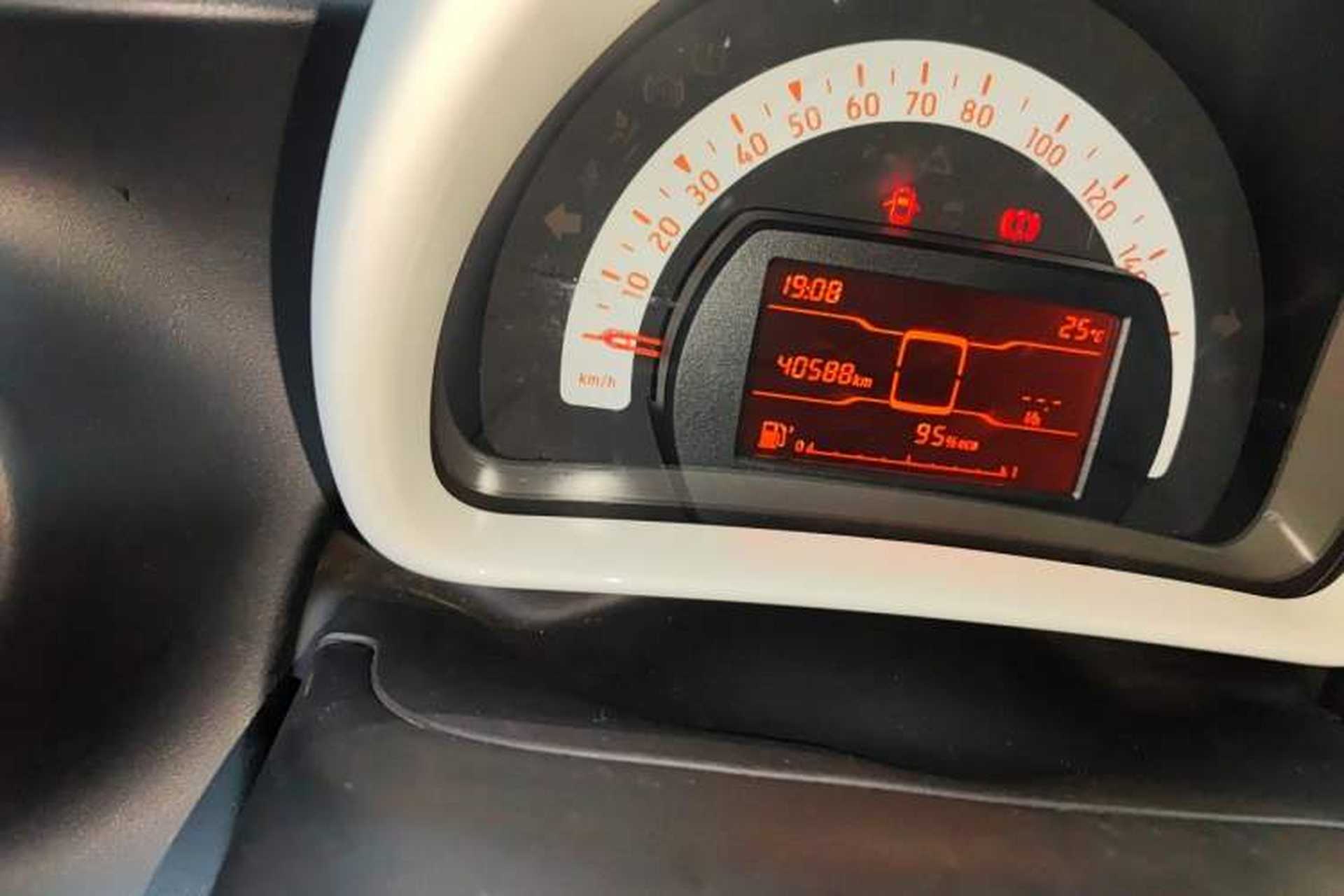Used smart fortwo 2015 1.0L 52 kW hardtop Dynamic version Odometer Close Up