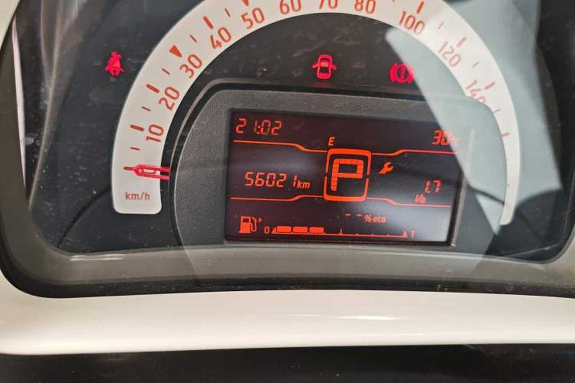 Used smart fortwo 2015 1.0L 52 kW hardtop Dynamic version Odometer Close Up