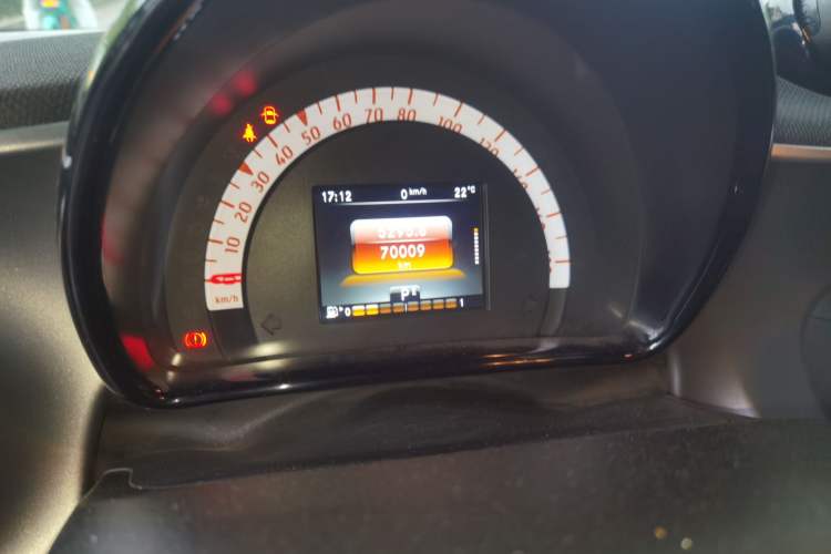 Used smart fortwo 2015 1.0L 52 kW Hardtop Passion Edition Odometer Close Up