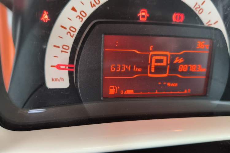 Used smart fortwo 2015 1.0L 52 kW hardtop Dynamic version Odometer Close Up