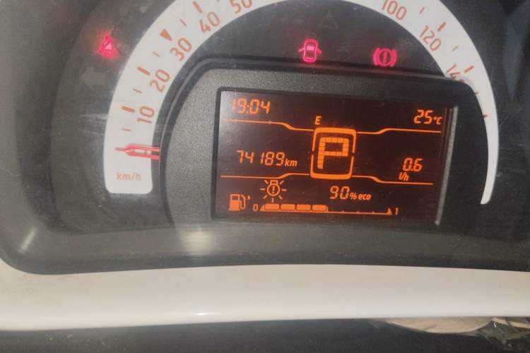 Used smart fortwo 2015 1.0L 52 kW hardtop Dynamic version Odometer Close Up