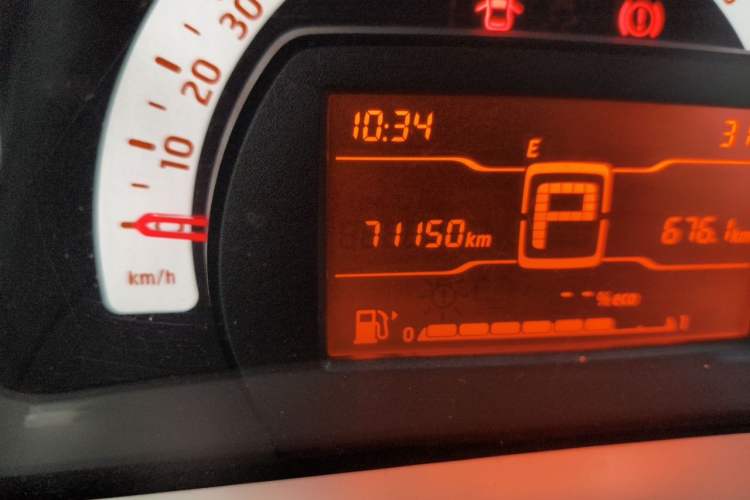 Used smart fortwo 2015 1.0L 52 kW hardtop Dynamic version Odometer Close Up
