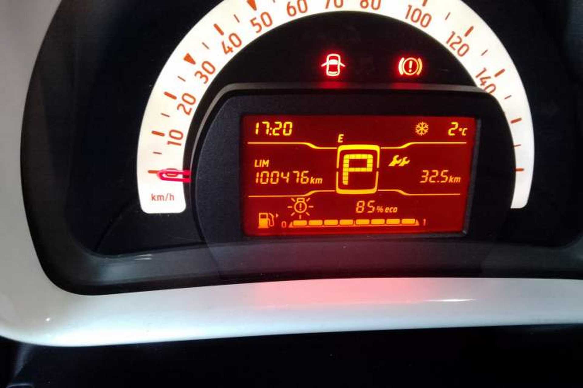 Used smart fortwo 2015 1.0L 52 kW hardtop Dynamic version Odometer Close Up