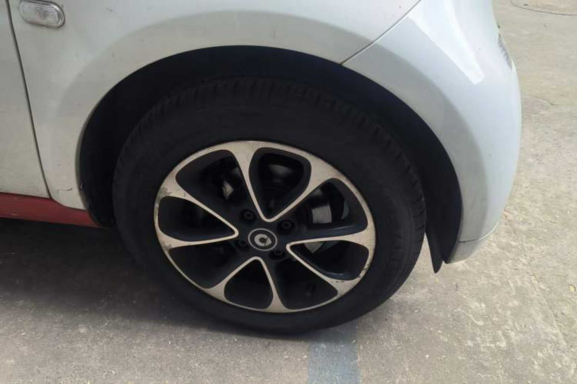 Used smart fortwo 2015 1.0L 52 kW Hardtop Passion Edition Right Front Wheel Hub