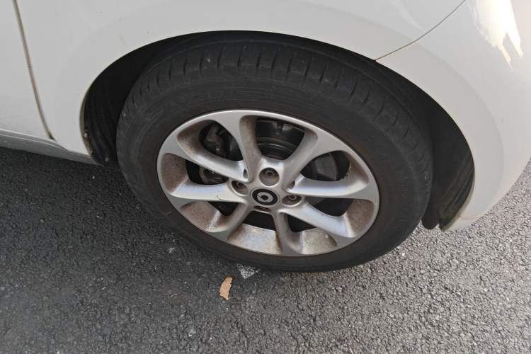 Used smart fortwo 2015 1.0L 52 kW hardtop Dynamic version Right Front Wheel Hub