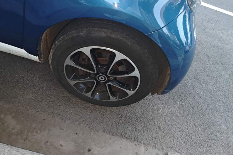 Used smart fortwo 2015 1.0L 52 kW Hardtop Passion Edition Right Front Wheel Hub