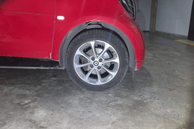 Used smart fortwo 2015 1.0L 52 kW hardtop Dynamic version Right Front Wheel Hub
