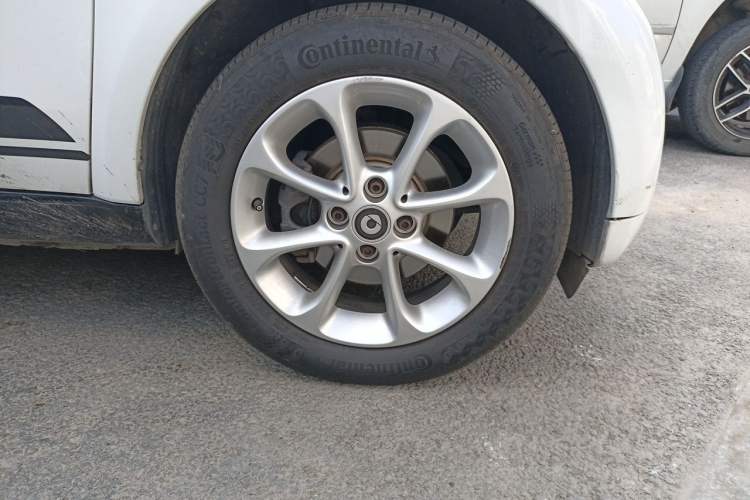 Used smart fortwo 2015 1.0L 52 kW hardtop Dynamic version Right Front Wheel Hub