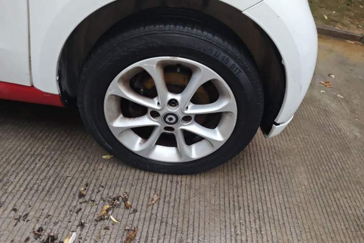 Used smart fortwo 2015 1.0L 52 kW hardtop Dynamic version Right Front Wheel Hub