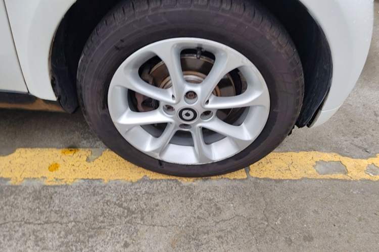 Used smart fortwo 2015 1.0L 52 kW hardtop Dynamic version Right Front Wheel Hub