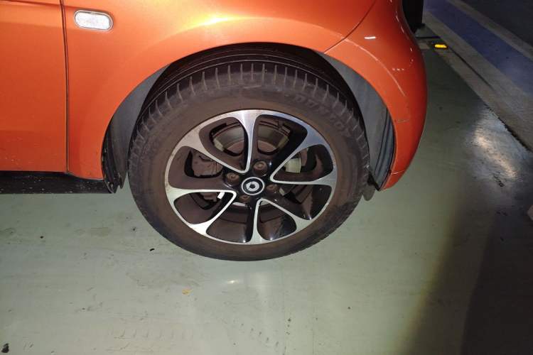 Used smart fortwo 2015 1.0L 52 kW Hardtop Passion Edition Right Front Wheel Hub
