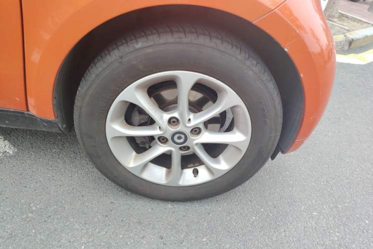 Used smart fortwo 2015 1.0L 52 kW hardtop Dynamic version Right Front Wheel Hub