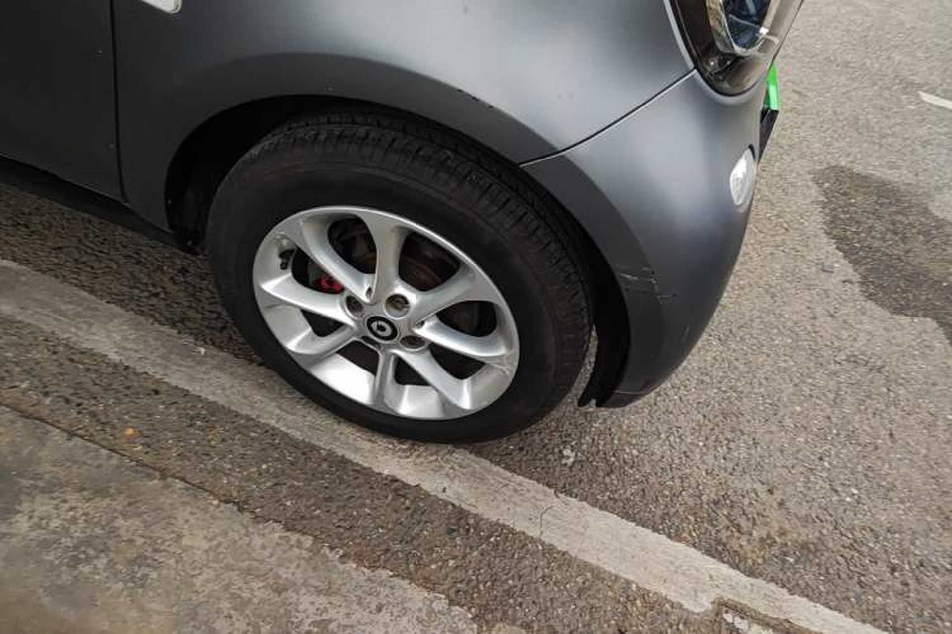 Used smart fortwo 2015 1.0L 52 kW hardtop Dynamic version Right Front Wheel Hub