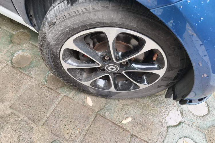 Used smart fortwo 2015 1.0L 52 kW Hardtop Passion Edition Right Front Wheel Hub