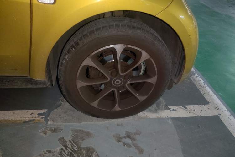 Used smart fortwo 2015 1.0L 52 kW Hardtop Passion Edition Right Front Wheel Hub