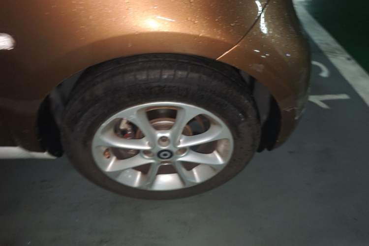 Used smart fortwo 2015 1.0L 52 kW hardtop Dynamic version Right Front Wheel Hub