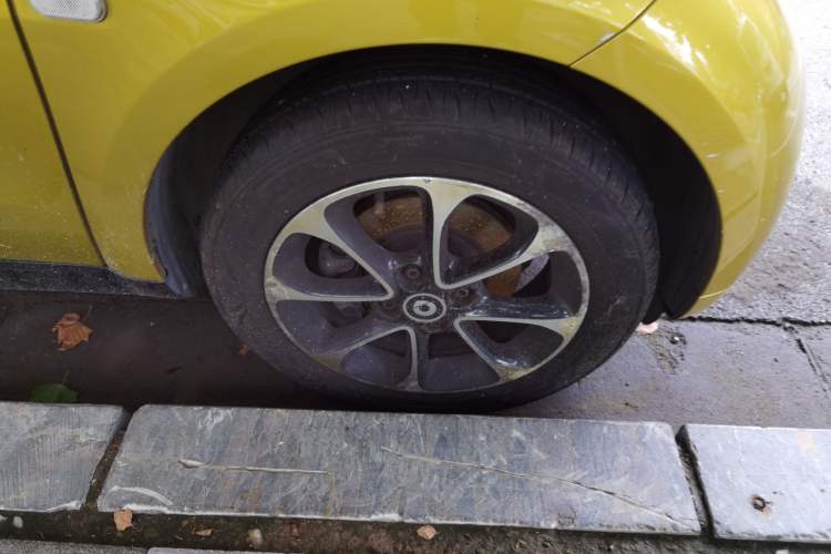 Used smart fortwo 2015 1.0L 52 kW Hardtop Passion Edition Right Front Wheel Hub