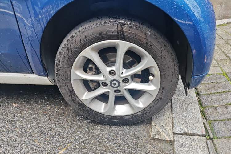 Used smart fortwo 2015 1.0L 52 kW hardtop Dynamic version Right Front Wheel Hub