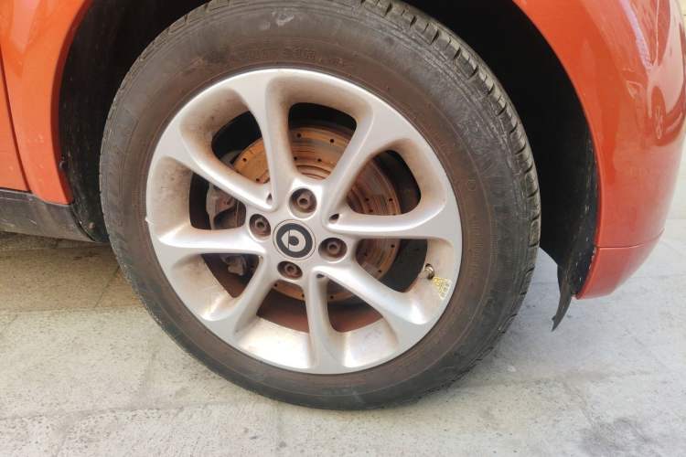 Used smart fortwo 2015 1.0L 52 kW hardtop Dynamic version Right Front Wheel Hub