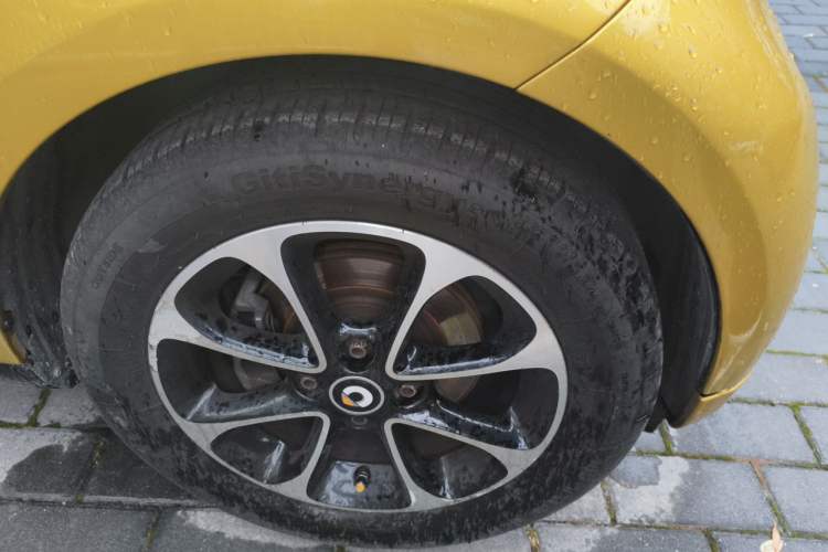 Used smart fortwo 2015 1.0L 52 kW Hardtop Passion Edition Right Front Wheel Hub