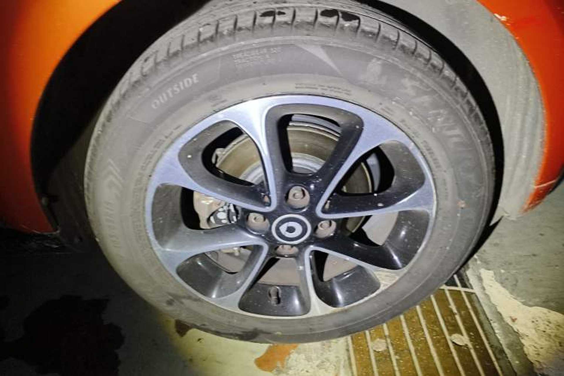 Used smart fortwo 2015 1.0L 52 kW Hardtop Passion Edition Right Front Wheel Hub