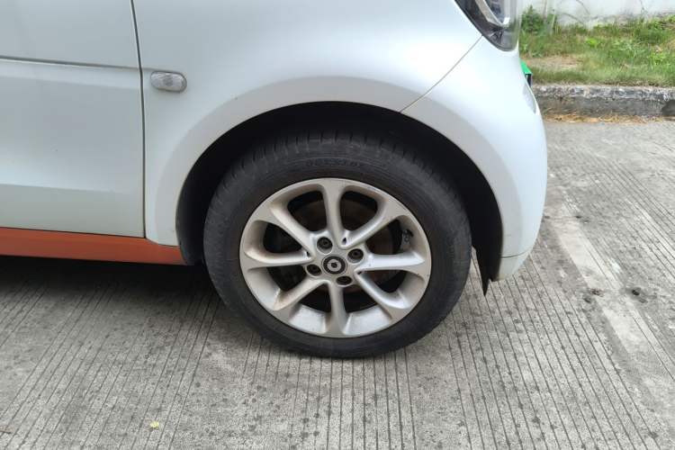 Used smart fortwo 2015 1.0L 52 kW hardtop Dynamic version Right Front Wheel Hub
