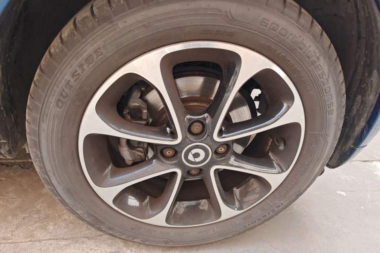 Used smart fortwo 2015 1.0L 52 kW Hardtop Passion Edition Right Front Wheel Hub