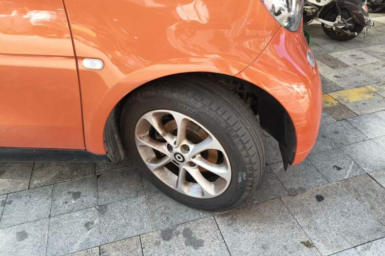 Used smart fortwo 2015 1.0L 52 kW hardtop Dynamic version Right Front Wheel Hub