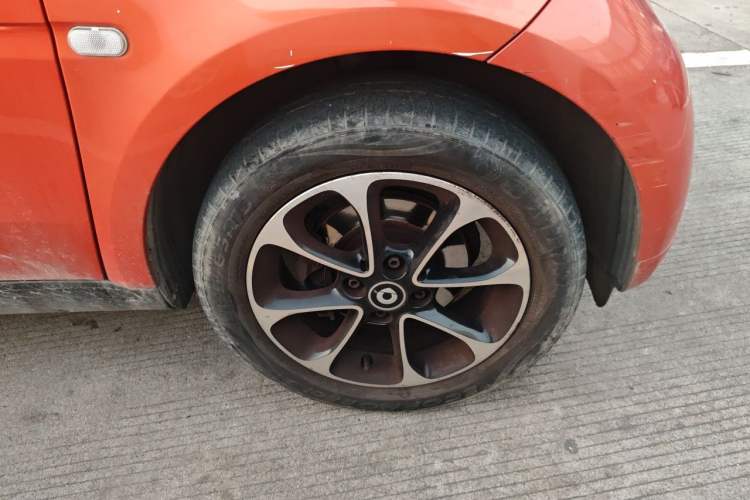 Used smart fortwo 2015 1.0L 52 kW Hardtop Passion Edition Right Front Wheel Hub