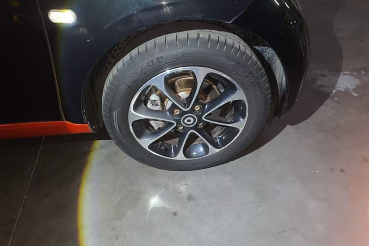 Used smart fortwo 2015 1.0L 52 kW Hardtop Passion Edition Right Front Wheel Hub