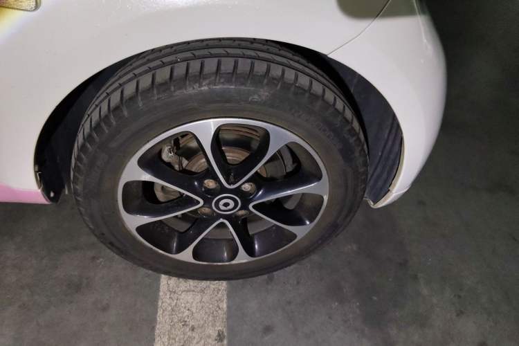 Used smart fortwo 2015 1.0L 52 kW Hardtop Passion Edition Right Front Wheel Hub