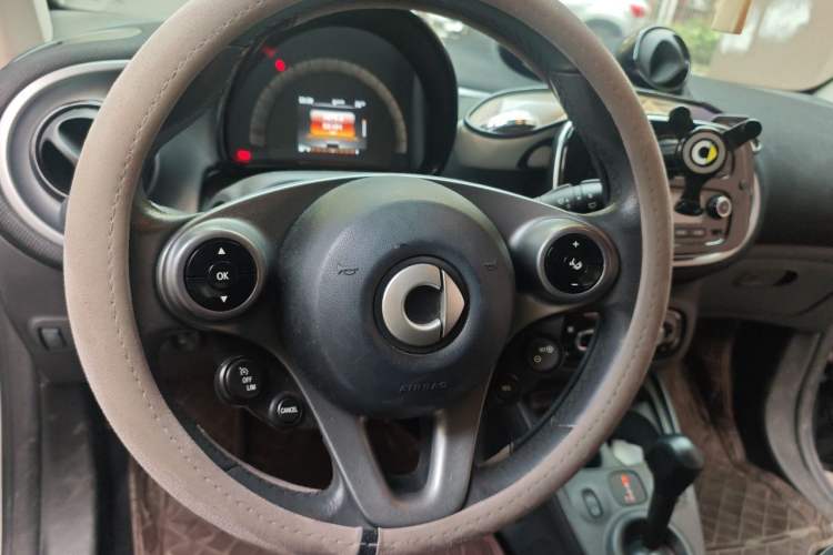 Used smart fortwo 2015 1.0L 52 kW Hardtop Passion Edition Steering Wheel