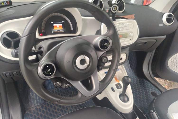 Used smart fortwo 2015 1.0L 52 kW Hardtop Passion Edition Steering Wheel
