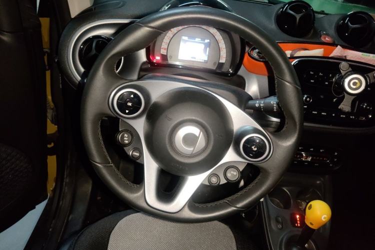 Used smart fortwo 2015 1.0L 52 kW Hardtop Passion Edition Steering Wheel
