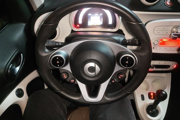 Used smart fortwo 2015 1.0L 52 kW Hardtop Passion Edition Steering Wheel