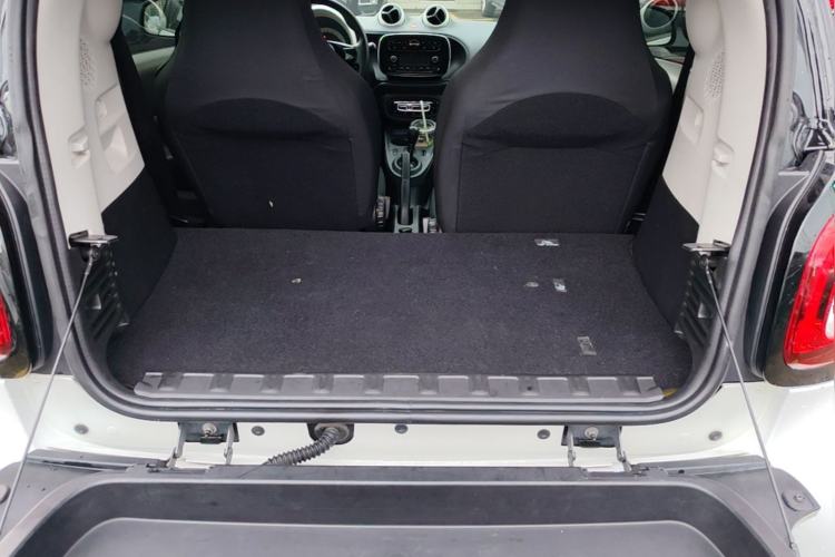 Used smart fortwo 2015 1.0L 52 kW hardtop Dynamic version Trunk