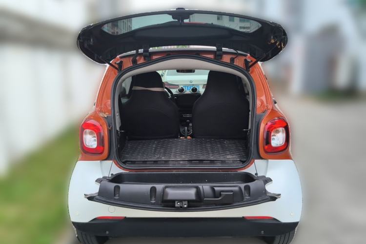Used smart fortwo 2015 1.0L 52 kW hardtop Dynamic version Trunk