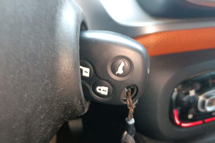 Used smart fortwo 2015 1.0L 52 kW Hardtop Passion Edition Vehicle Key