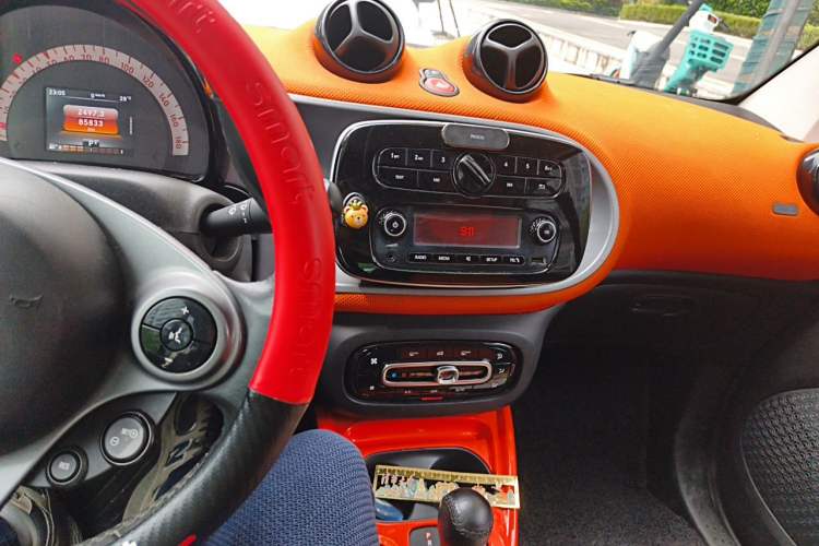 Used smart fortwo 2015 1.0L 52 kW hardtop Dynamic version Audio And AC Panel