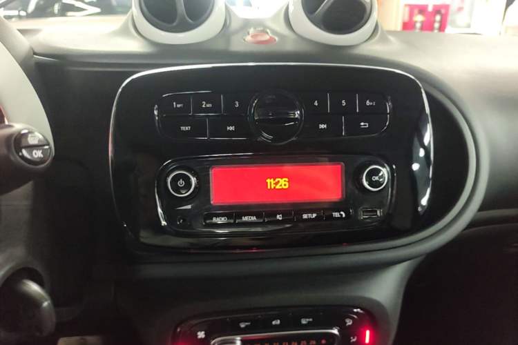 Used smart fortwo 2015 1.0L 52 kW hardtop Dynamic version Audio And AC Panel