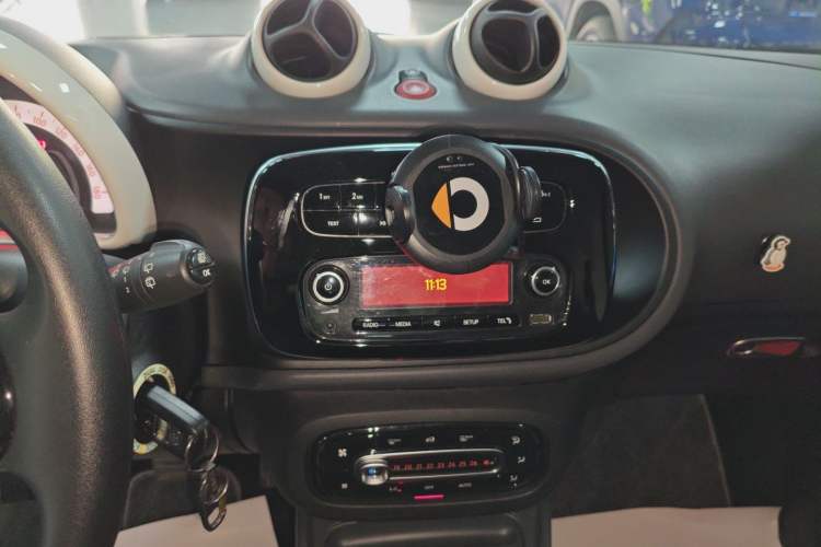 Used smart fortwo 2015 1.0L 52 kW hardtop Dynamic version Audio And AC Panel