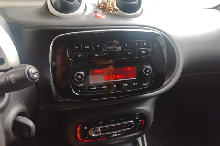 Used smart fortwo 2015 1.0L 52 kW hardtop Dynamic version Audio And AC Panel
