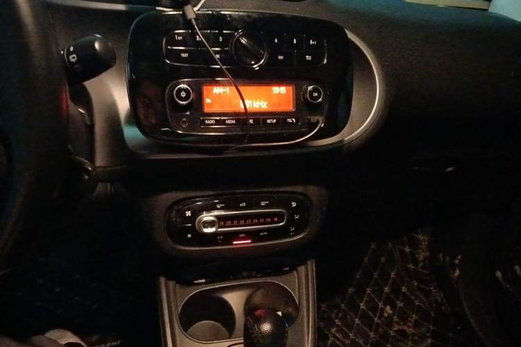 Used smart fortwo 2015 1.0L 52 kW Hardtop Passion Edition Audio And AC Panel