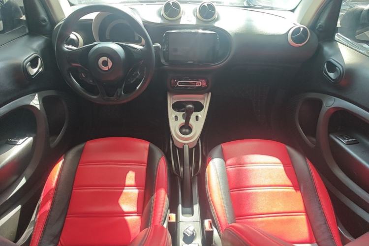 Used smart fortwo 2015 1.0L 52 kW hardtop Dynamic version Center Console