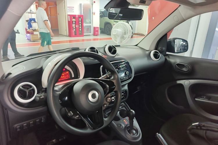 Used smart fortwo 2015 1.0L 52 kW hardtop Dynamic version Center Console