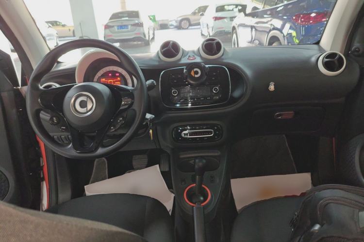 Used smart fortwo 2015 1.0L 52 kW hardtop Dynamic version Center Console