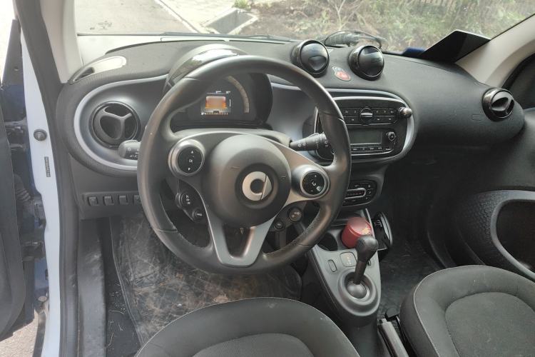 Used smart fortwo 2015 1.0L 52 kW Hardtop Passion Edition Center Console